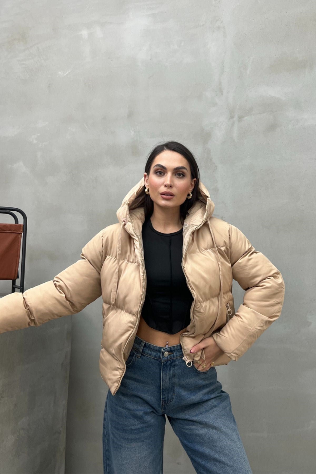 Kadın Kapüşonlu Cepli Kısa Şişme Mont BEJ