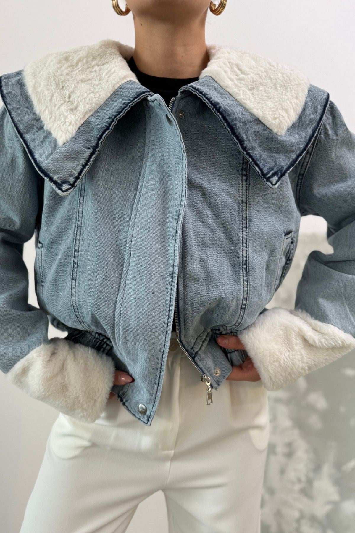 Kadın Mont Kısa Peluş Detaylı Geniş Yakalı Fermuarlı Beli Lastikli Kot Ceket Mont